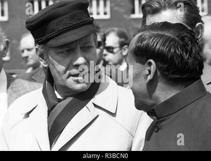 Der DGB (Deutscher Gewerkschaftsbund) zentrale Veranstaltung am 1. Mai 1975 in Gelsenkirchen. Bundeskanzler Helmut Schmidt (l). | Verwendung weltweit Stockfoto