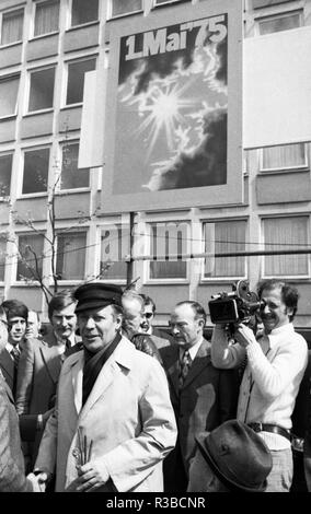 Der DGB (Deutscher Gewerkschaftsbund) zentrale Veranstaltung am 1. Mai 1975 in Gelsenkirchen. Bundeskanzler Helmut Schmidt (M). | Verwendung weltweit Stockfoto