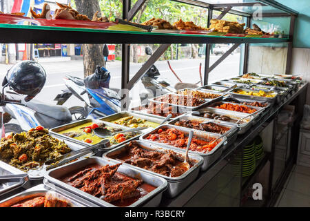 Indonesischen essen Buffet Gerichte aus Fleisch, Huhn, Meeresfrüchten und Gemüse im Javanischen Restaurant in Bali. Stockfoto