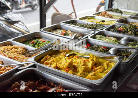 Indonesischen essen Buffet Gerichte aus Fleisch, Huhn, Meeresfrüchten und Gemüse im Javanischen Restaurant in Bali. Stockfoto