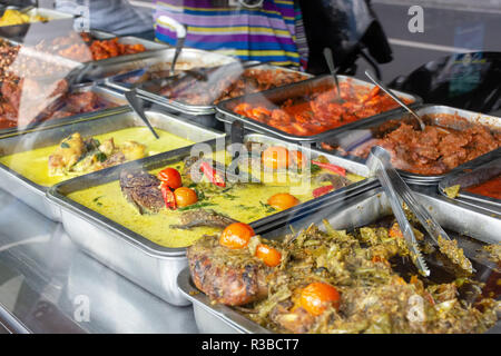 Indonesischen essen Buffet Gerichte aus Fleisch, Huhn, Meeresfrüchten und Gemüse im Javanischen Restaurant in Bali. Stockfoto