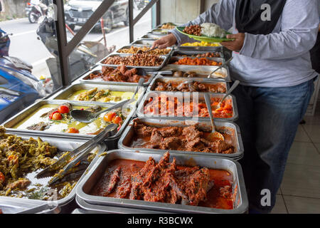 Indonesischen essen Buffet Gerichte aus Fleisch, Huhn, Meeresfrüchten und Gemüse im Javanischen Restaurant in Bali. Stockfoto