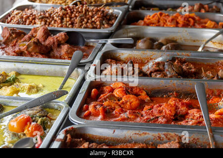 Indonesischen essen Buffet Gerichte aus Fleisch, Huhn, Meeresfrüchten und Gemüse im Javanischen Restaurant in Bali. Stockfoto