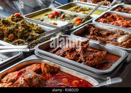 Indonesischen essen Buffet Gerichte aus Fleisch, Huhn, Meeresfrüchten und Gemüse im Javanischen Restaurant in Bali. Stockfoto