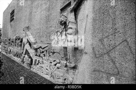 Unbekannte Personen beschädigt und verschmiert das Denkmal für die NS-Opfer in der Bittermark mit Runen der rechtsextremistischen Viking Jugend, SS-Runen und Hakenkreuze, am 12. April 1976 in Dortmund übernommen. | Verwendung weltweit Stockfoto