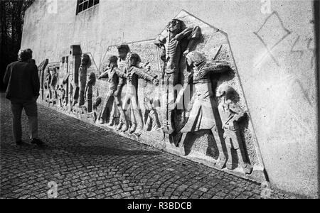 Unbekannte Personen beschädigt und verschmiert das Denkmal für die NS-Opfer in der Bittermark mit Runen der rechtsextremistischen Viking Jugend, SS-Runen und Hakenkreuze, am 12. April 1976 in Dortmund übernommen. | Verwendung weltweit Stockfoto