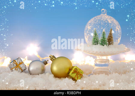 Weihnachten Bild der Weihnachtsbäume in Glas Kugel über Holz- Tabelle Stockfoto