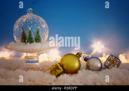Weihnachten Bild der Weihnachtsbäume in Glas Kugel über Holz- Tabelle Stockfoto