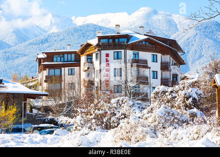 Bansko, Bulgarien - 30. November 2016: Elegant Lux Hotel und Schnee Berge Panorama in der bulgarischen Skigebiet Bansko Stockfoto