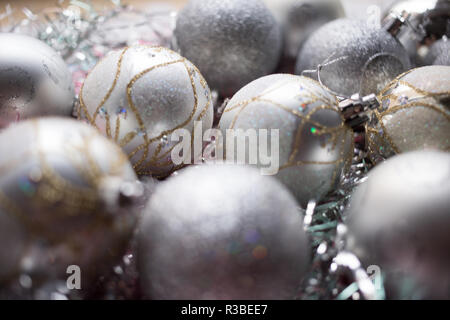Weihnachten Komposition. Weihnachten silber Kugeln Dekorationen auf weißen Lametta Hintergrund. Stockfoto