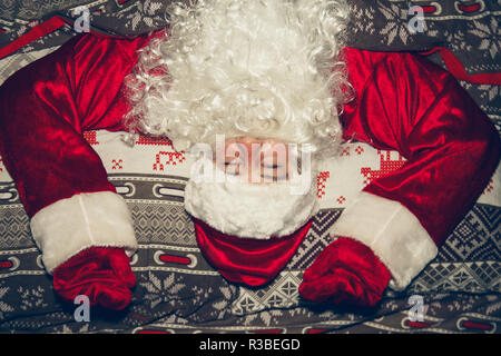 Authentische Santa Claus ist im Bett zu Hause. Santa aufliegt. Stockfoto