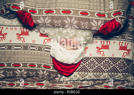 Authentische Santa Claus ist im Bett zu Hause. Santa aufliegt. Stockfoto