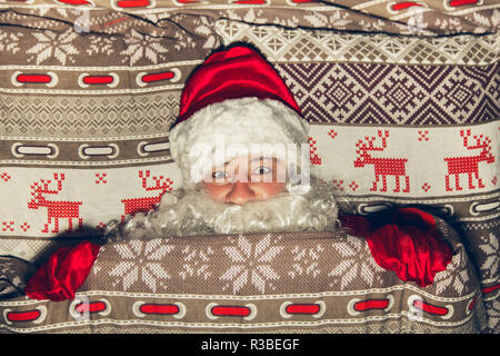 Authentische Santa Claus ist im Bett zu Hause. Santa aufliegt. Stockfoto