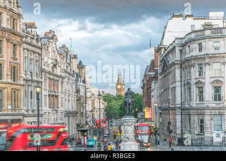 UK, London. Blick auf Big Ben und Whitehall vom Trafalgar Square bei Sonnenuntergang Stockfoto