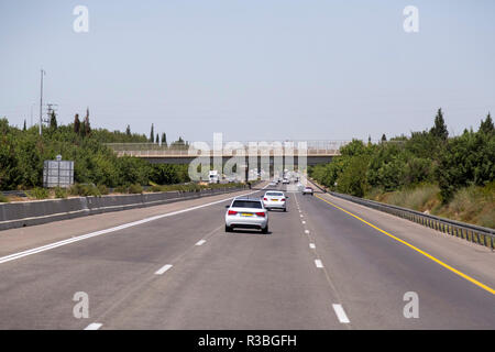 Jerusalem nach Haifa, Israel - 17. Juni 2018: Autobahn mit Zeichen und Fahrzeuge im Verkehr von Jerusalem nach Haifa an einem sonnigen Sommertag. Stockfoto