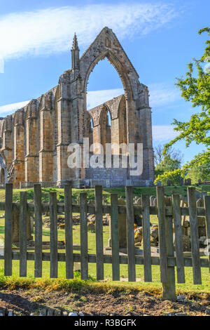 England, North Yorkshire, Wharfedale, Bolton Abbey, Bolton Priory. Gelände und Ruinen des Augustinerklosters aus dem 12. Jahrhundert. In der Nähe von River Wharfe. Stockfoto