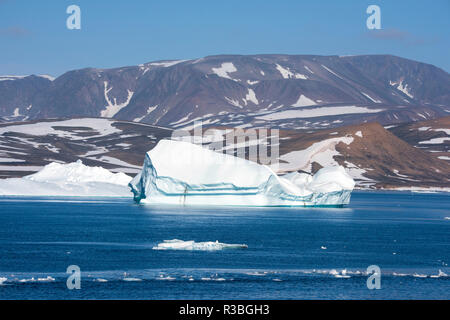 Grönland, Scoresbysund, aka Scoresby Sund. Große Eisberge in der Nähe von ittoqqortoormiit. Stockfoto