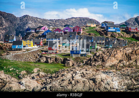 Grönland, Qeqertarsuaq. Godhavn Dorf Hafen, Disko Insel, bunte Häuser Stockfoto