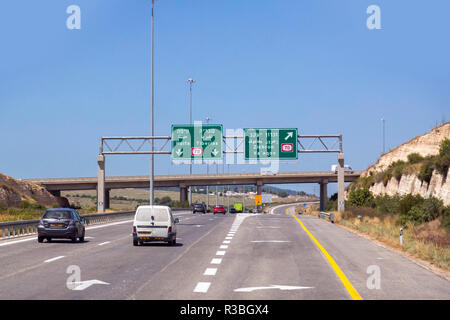 Jerusalem nach Haifa, Israel - 17. Juni 2018: Autobahn mit Zeichen und Fahrzeuge im Verkehr von Jerusalem nach Haifa an einem sonnigen Sommertag. Stockfoto