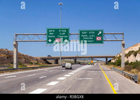 Jerusalem nach Haifa, Israel - 17. Juni 2018: Autobahn mit Zeichen und Fahrzeuge im Verkehr von Jerusalem nach Haifa an einem sonnigen Sommertag. Stockfoto