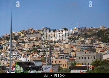 Jerusalem nach Haifa, Israel - 17. Juni 2018: Ansicht einer Israelischen Stadt im Westjordanland. Hebräisch Wegweiser und eine Moschee zeigt ein Beispiel für Arab-Jew co-ex Stockfoto