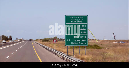 Jerusalem nach Haifa, Israel - 17. Juni 2018: Autobahn mit Zeichen und Fahrzeuge im Verkehr von Jerusalem nach Haifa an einem sonnigen Sommertag. Stockfoto