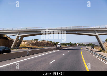 Jerusalem nach Haifa, Israel - 17. Juni 2018: Autobahn mit Zeichen und Fahrzeuge im Verkehr von Jerusalem nach Haifa an einem sonnigen Sommertag. Stockfoto