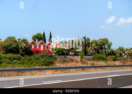 Jerusalem nach Haifa, Israel - 17. Juni 2018: Autobahn mit Zeichen und Fahrzeuge im Verkehr von Jerusalem nach Haifa an einem sonnigen Sommertag. Stockfoto