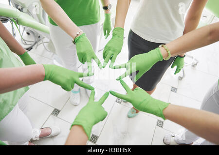 Ärzte und Krankenschwestern in einem medizinischen Team stapeln Hände Stockfoto