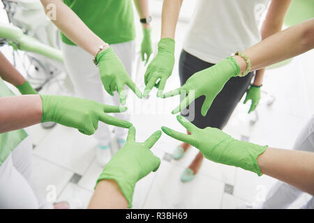 Ärzte und Krankenschwestern in einem medizinischen Team stapeln Hände Stockfoto
