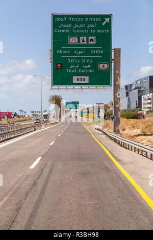 Jerusalem nach Haifa, Israel - 17. Juni 2018: Autobahn mit Zeichen und Fahrzeuge im Verkehr von Jerusalem nach Haifa an einem sonnigen Sommertag. Stockfoto