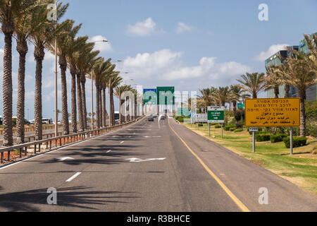 Jerusalem nach Haifa, Israel - 17. Juni 2018: Autobahn mit Zeichen und Fahrzeuge im Verkehr von Jerusalem nach Haifa an einem sonnigen Sommertag. Stockfoto