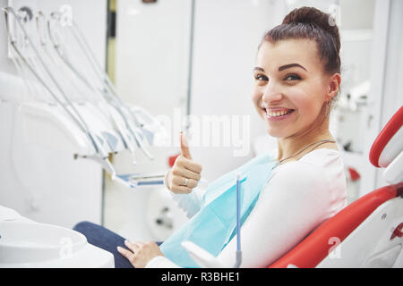 Patienten zufrieden Ihr perfektes Lächeln zeigen nach der Behandlung in einem Zahnarzt Klinik Stockfoto