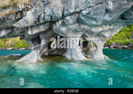 General Carrera See, Chile, Südamerika. Marmor outcropping Übersicht Bodenerosion durch Wasser. Stockfoto