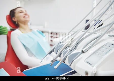 Junge weibliche Patienten sitzen auf Stuhl in der zahnmedizinischen Büro. Vorbereitung für zahnmedizinische Prüfung Stockfoto