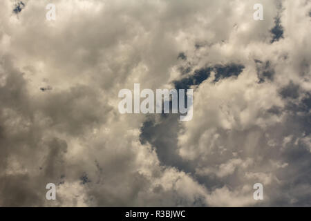 Dramatischer Himmel mit dunklen Wolken stürmisch Stockfoto
