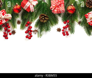 Christmas tree branches mit Dekoration auf weißem Hintergrund. Stockfoto