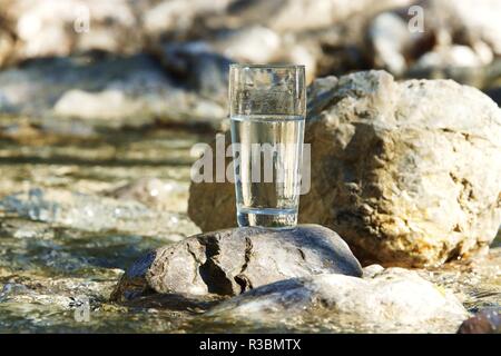 Wasser Glas auf ein Torrent Stockfoto