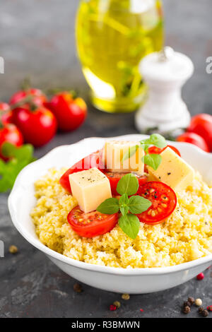 Millet Porridge mit Tomaten und Käse Stockfoto