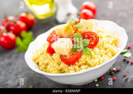Millet Porridge mit Tomaten und Käse Stockfoto