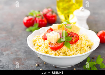 Millet Porridge mit Tomaten und Käse Stockfoto