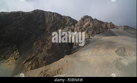 Panoramablick auf Barskoon Pass, den Fluss und die Schlucht und Sarymoynak Pass bei Jeti-Oguz, Kirgisistan Stockfoto