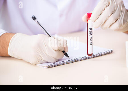 Junge schöne Lab Assistant Prüfung Blutproben im Krankenhaus Stockfoto