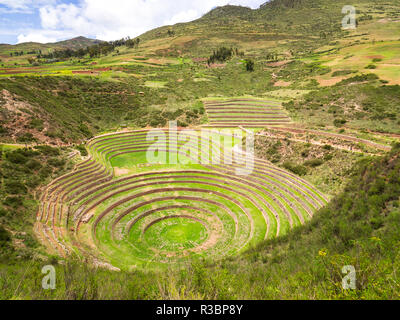 Blick auf die archäologische Stätte von Moray in Peru, in der Nähe von Cuzco und das Dorf von Maras Stockfoto