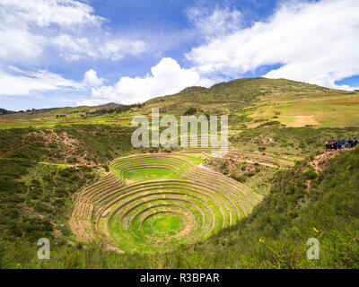 Blick auf die archäologische Stätte von Moray in Peru, in der Nähe von Cuzco und das Dorf von Maras Stockfoto