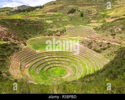 Blick auf die archäologische Stätte von Moray in Peru, in der Nähe von Cuzco und das Dorf von Maras Stockfoto