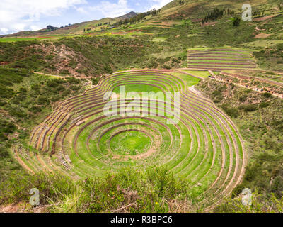 Blick auf die archäologische Stätte von Moray in Peru, in der Nähe von Cuzco und das Dorf von Maras Stockfoto