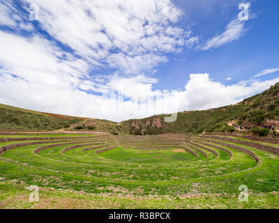 Blick auf die archäologische Stätte von Moray in Peru, in der Nähe von Cuzco und das Dorf von Maras Stockfoto