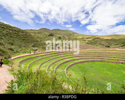 Blick auf die archäologische Stätte von Moray in Peru, in der Nähe von Cuzco und das Dorf von Maras Stockfoto