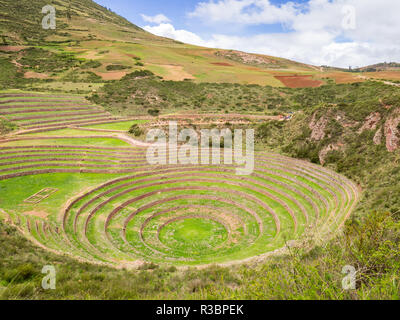 Blick auf die archäologische Stätte von Moray in Peru, in der Nähe von Cuzco und das Dorf von Maras Stockfoto